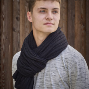 Schal/Stola aus Babyalpaka in schwarz mit Zopfmuster