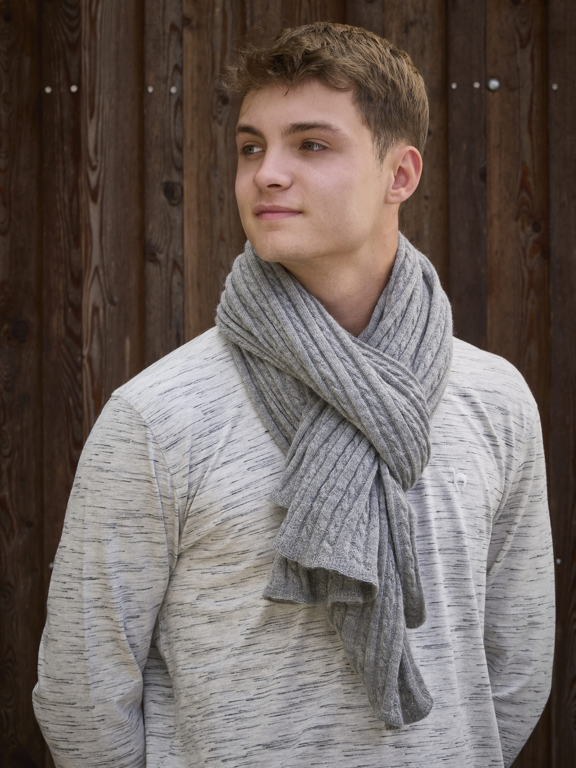 Schal/Stola SUAVE aus Babyalpaka in silbergrau mit Zopfmuster