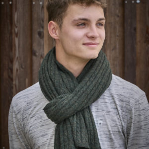 Schal/Stola SUAVE aus Babyalpaka in tannengrün mit Zopfmuster