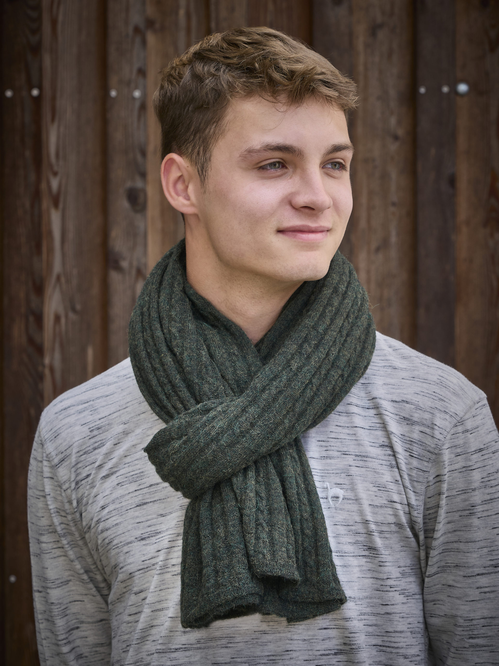 Schal/Stola SUAVE aus Babyalpaka in tannengrün mit Zopfmuster