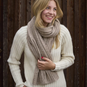 Schal/Stola Suave aus Babyalpaka in sand mit Zopfmuster