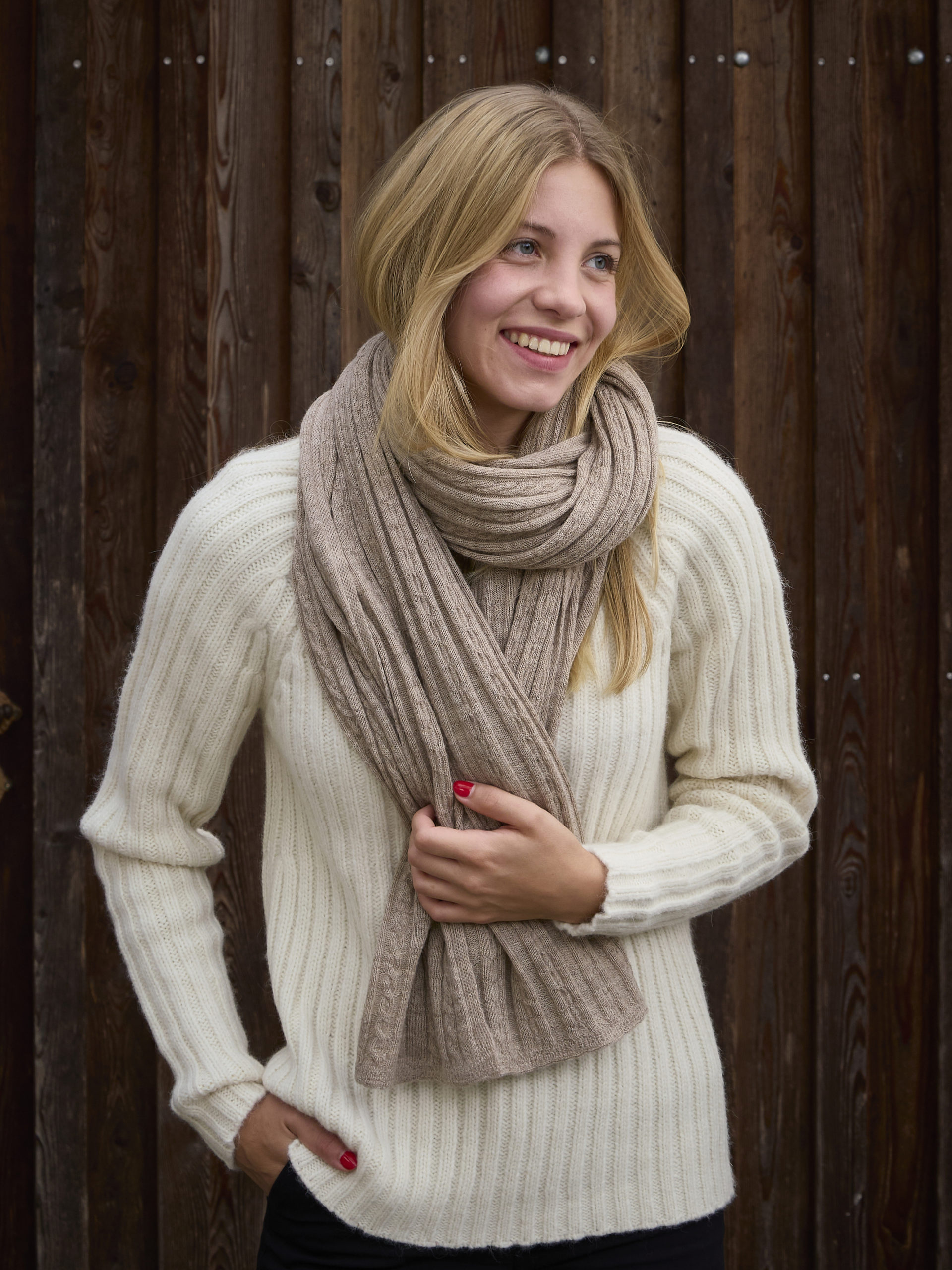 Schal/Stola Suave aus Babyalpaka in sand mit Zopfmuster