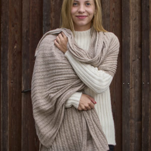Schal/Stola aus Babyalpaka in sand mit Zopfmuster