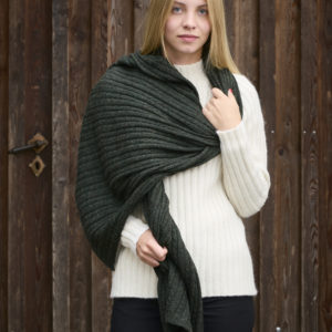Schal/Stola aus Babyalpaka in tannengrün mit Zopfmuster