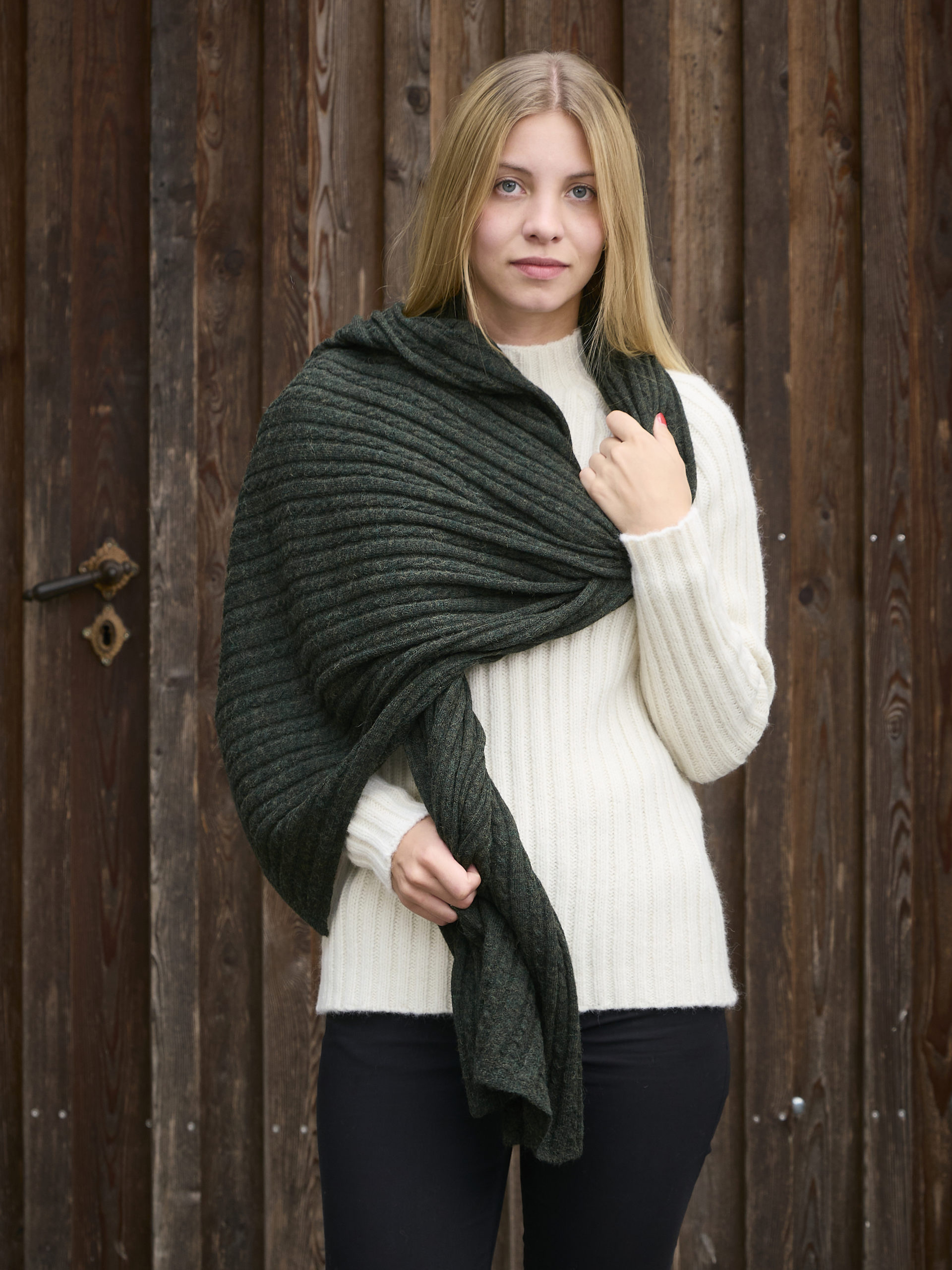 Schal/Stola aus Babyalpaka in tannengrün mit Zopfmuster