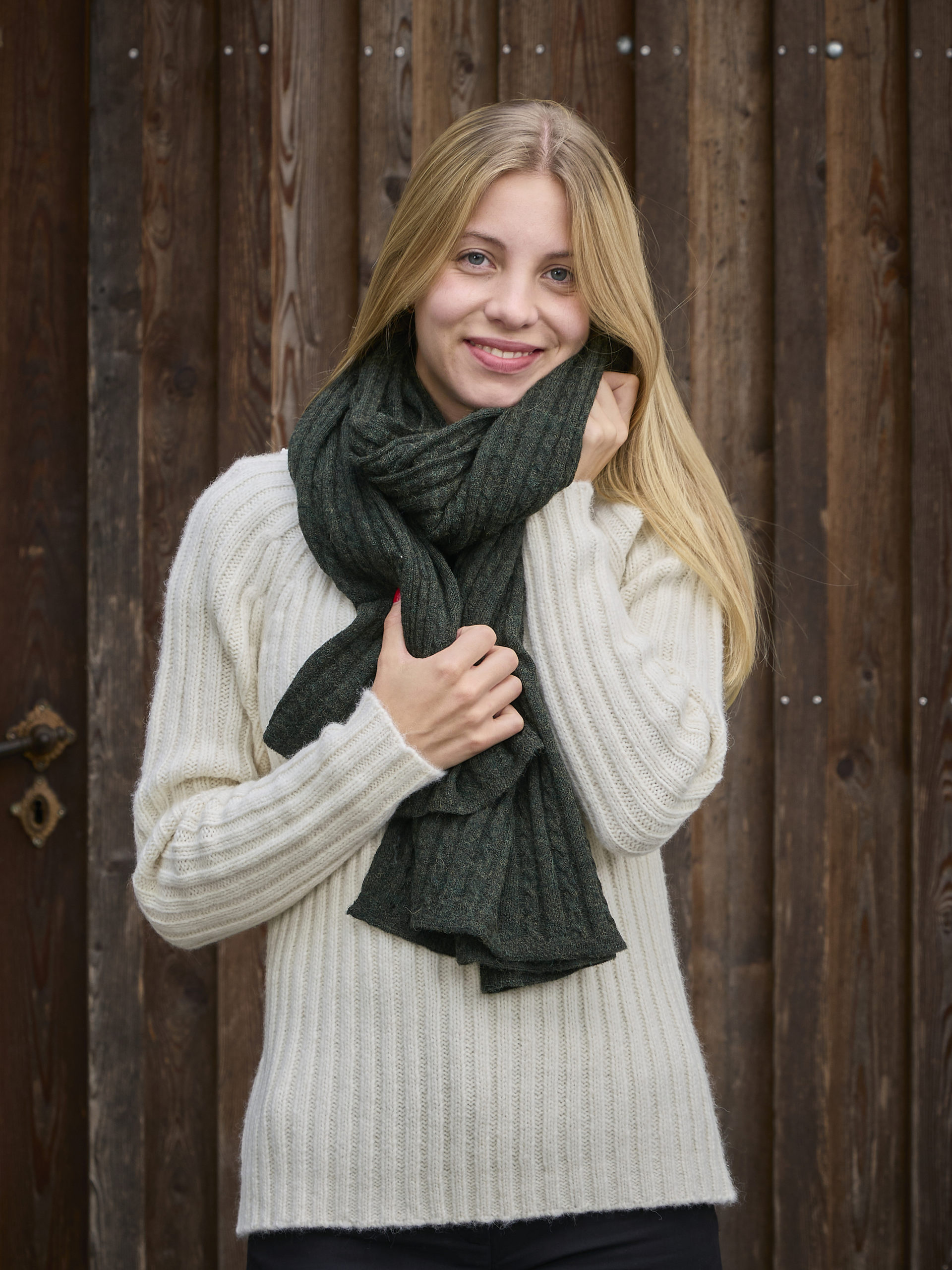 Schal/Stola aus Babyalpaka in tannengrün mit Zopfmuster