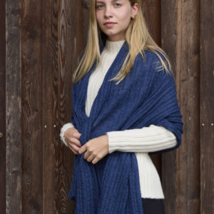 Schal/Stola aus Babyalpaka in blau mit Zopfmuster