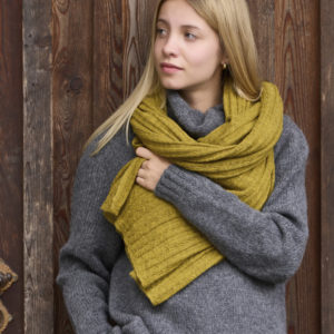 Schal/Stola Suave aus Babyalpaka in gelb mit Zopfmuster