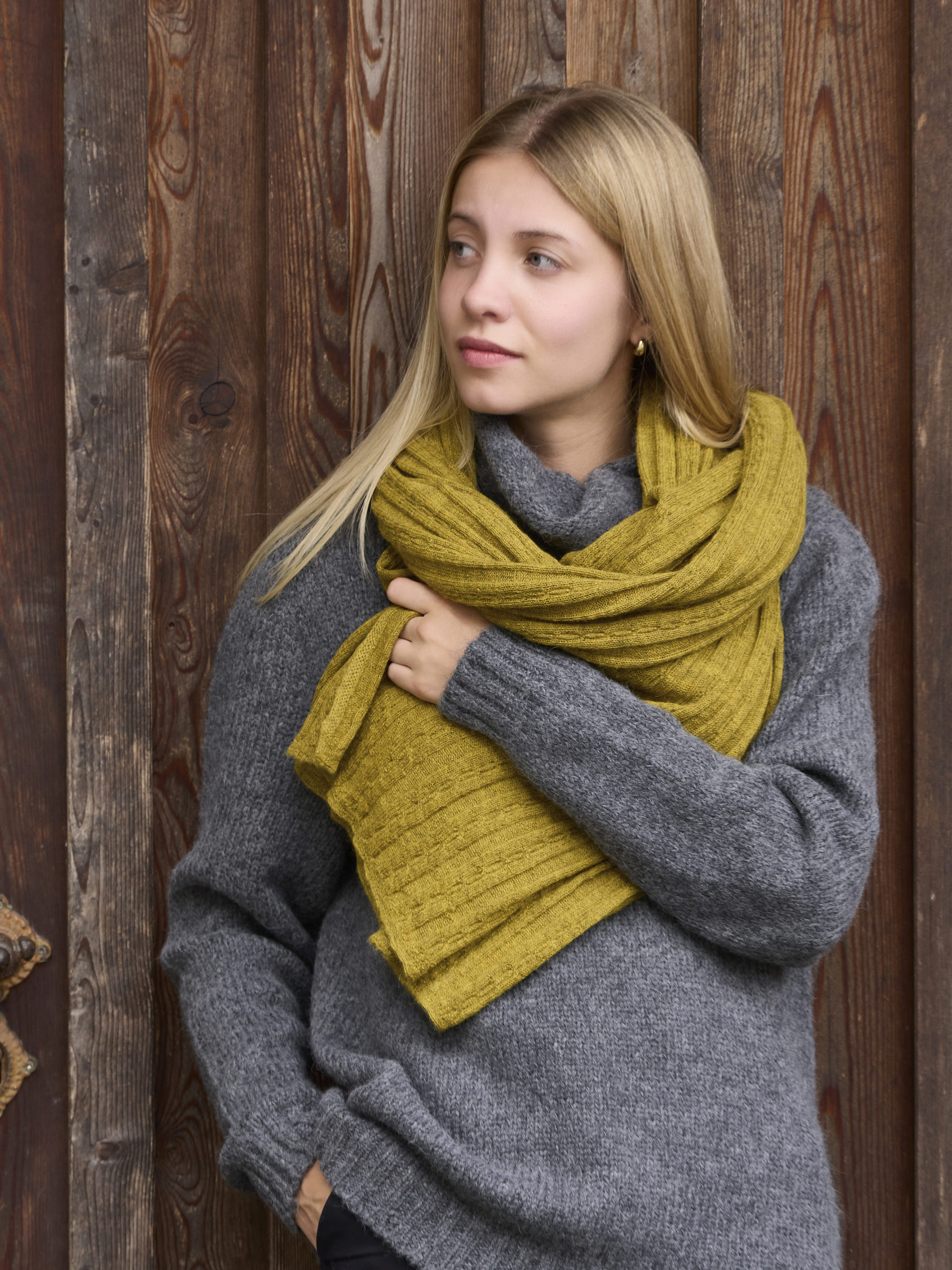 Schal/Stola Suave aus Babyalpaka in gelb mit Zopfmuster