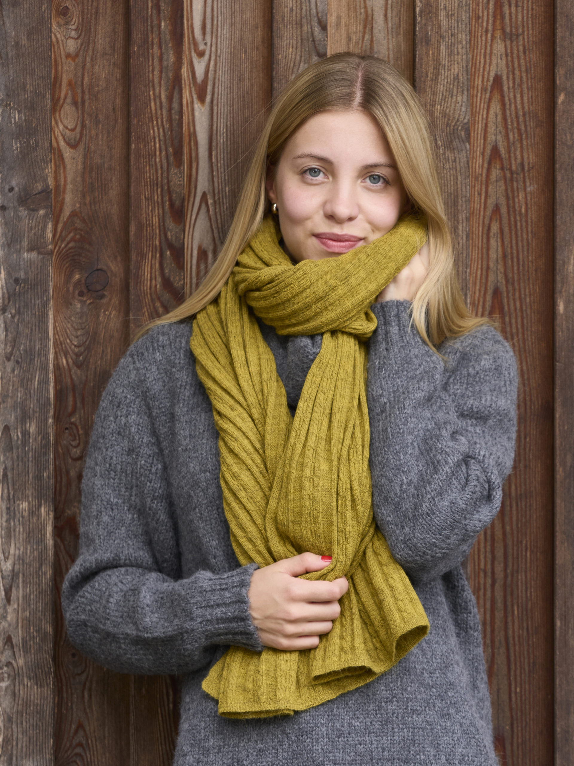 Schal/Stola Suave aus Babyalpaka in gelb mit Zopfmuster