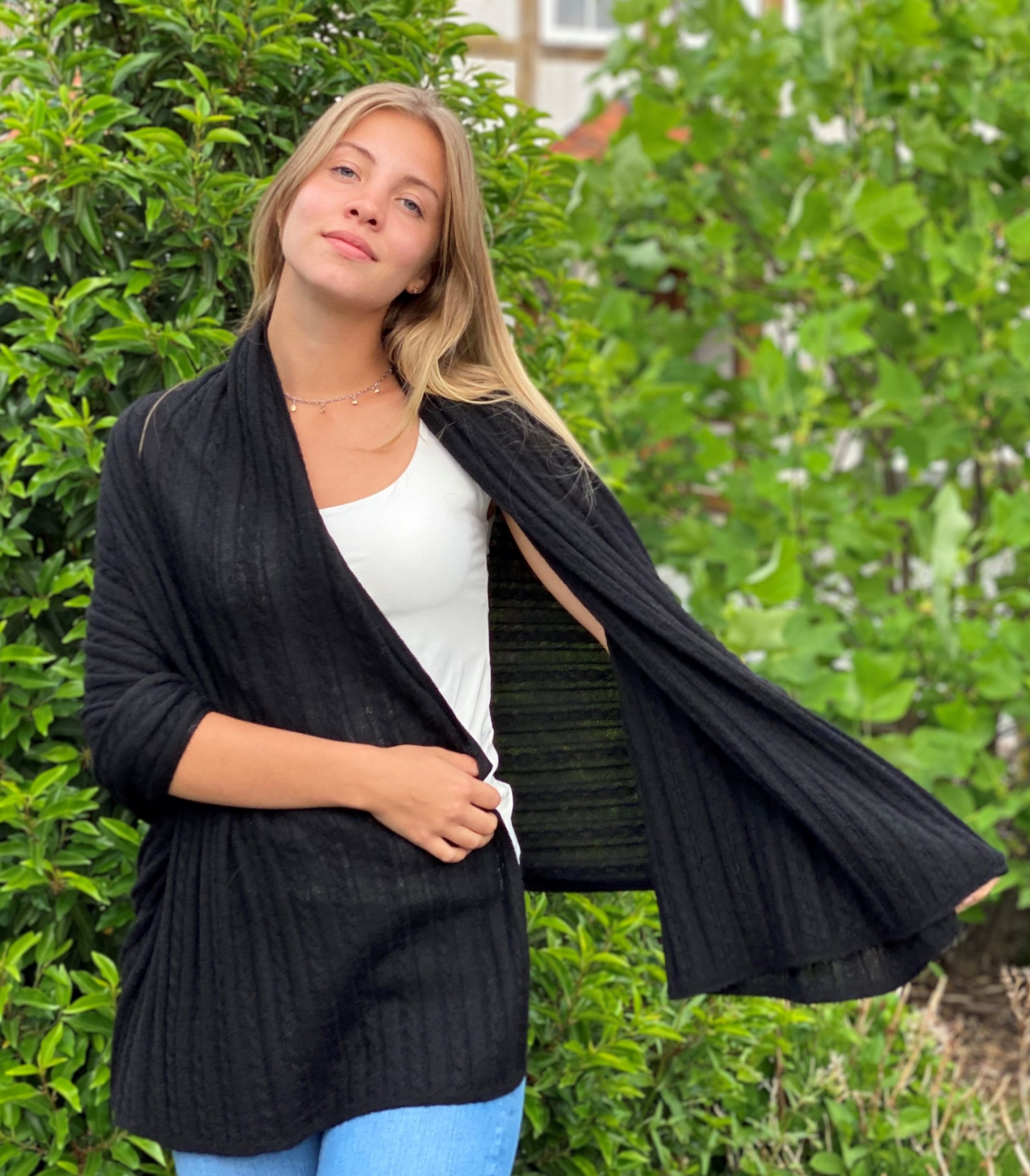 Schal/Stola aus Babyalpaka in schwarz mit Zopfmuster